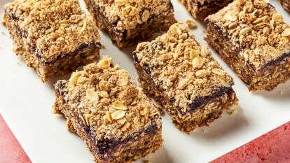 חטיפי קראמבל אוכמניות | ריי לופז ; עיצוב אוכל מאת ליסה צ'רקסקי עבור הוושינגטון פוסט חטיפי קראמבל אוכמניות | ריי לופז ; עיצוב אוכל מאת ליסה צ'רקסקי עבור הוושינגטון פוסט