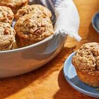 מאפינס בננה ופקאן | טום מקורקל ; עיצוב אוכל מאת ג'ינה ניסטיקו עבור הוושינגטון פוסט