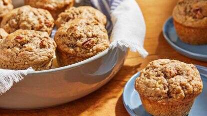 מאפינס בננה ופקאן | טום מקורקל ; עיצוב אוכל מאת ג'ינה ניסטיקו עבור הוושינגטון פוסט
