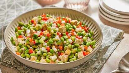 סלט אדממה עם רוטב שומשום-מיסו | טום מקורקל; עיצוב אוכל מאת ג'ינה ניסטיקו / שניהם עבור הוושינגטון פוסט סלט אדממה עם רוטב שומשום-מיסו | טום מקורקל; עיצוב אוכל מאת ג'ינה ניסטיקו / שניהם עבור הוושינגטון פוסט