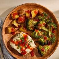 דג וירקות בתנור בתבנית אחת: ארוחת ערב קלה ב־35 דקות | טום מקורקל עבור הוושינגטון פוסט / עיצוב אוכל מאת ג'ינה ניסטיקו עבור הוושינגטון פוסט דג וירקות בתנור בתבנית אחת: ארוחת ערב קלה ב־35 דקות | טום מקורקל עבור הוושינגטון פוסט / עיצוב אוכל מאת ג'ינה ניסטיקו עבור הוושינגטון פוסט