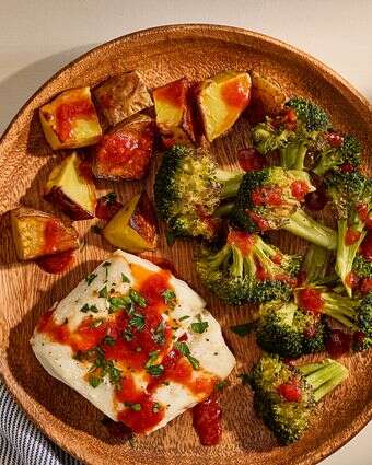 דג וירקות בתנור בתבנית אחת: ארוחת ערב קלה ב־35 דקות | טום מקורקל עבור הוושינגטון פוסט / עיצוב אוכל מאת ג'ינה ניסטיקו עבור הוושינגטון פוסט