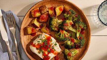 דג וירקות בתנור בתבנית אחת: ארוחת ערב קלה ב־35 דקות | טום מקורקל עבור הוושינגטון פוסט / עיצוב אוכל מאת ג'ינה ניסטיקו עבור הוושינגטון פוסט