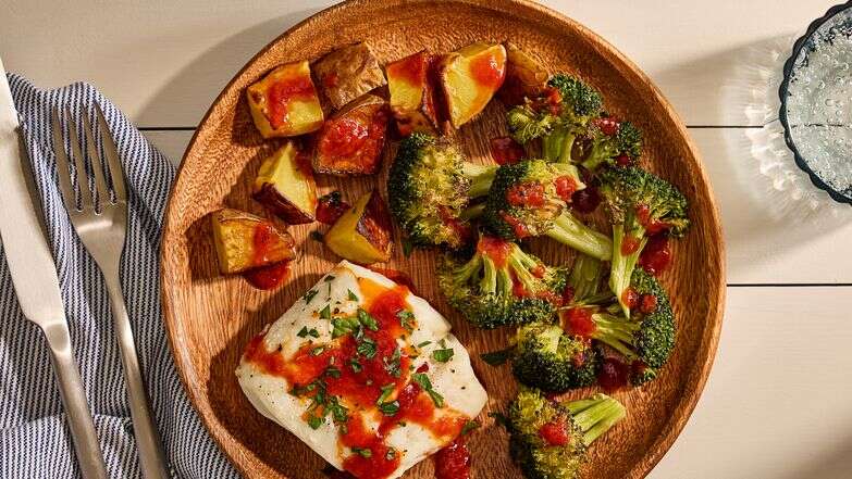 דג וירקות בתנור בתבנית אחת: ארוחת ערב קלה ב־35 דקות | טום מקורקל עבור הוושינגטון פוסט / עיצוב אוכל מאת ג'ינה ניסטיקו עבור הוושינגטון פוסט