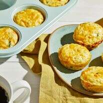 מאפה ביצים עם ירקות וגבינת צ'דר | טום מקורקל עבור הוושינגטון פוסט; עיצוב אוכל מאת ג'ינה ניסטיקו עבור הוושינגטון פוסט