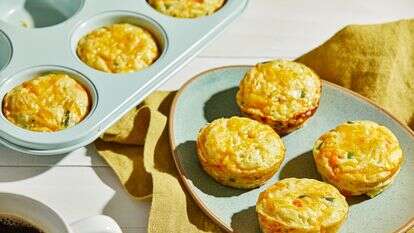 מאפה ביצים עם ירקות וגבינת צ'דר | טום מקורקל עבור הוושינגטון פוסט; עיצוב אוכל מאת ג'ינה ניסטיקו עבור הוושינגטון פוסט