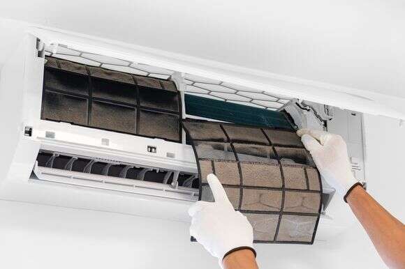 מערכת המיזוג מפיצה אבק במקרה של תחזוק לקוי | שאטרסטוק