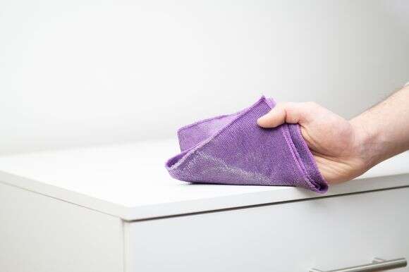 מטלית מיקרופייבר יעילה יותר עם אבק | שאטרסטוק