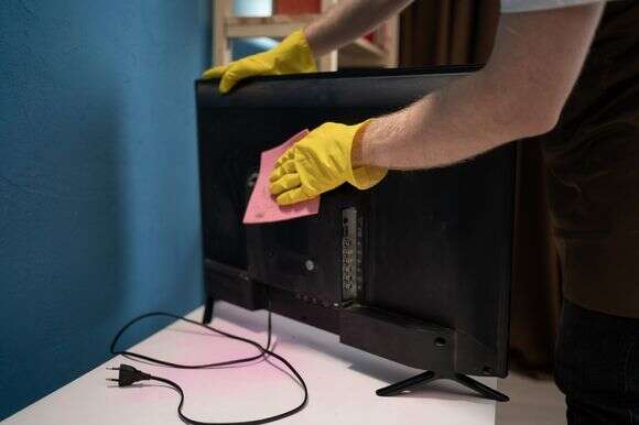 מכשירים אלקטרוניים צוברים הרבה אבק | שאטרסטוק