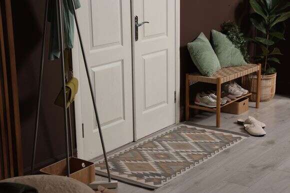 טיפ למתקדמים: מתקן ייעודי בכניסה לבית לנעליים | שאטרסטוק