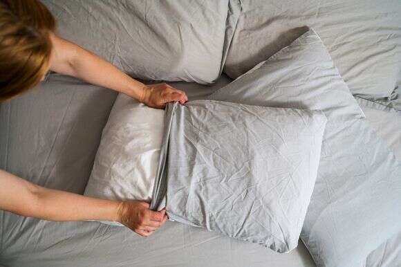 אבק מצטבר בעיקר באזור המיטה | שאטרסטוק