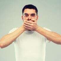 המספר לשון הרע יורד ממדרגת מין האנושי עד שהוא גרוע יותר מכלב | שאטרסטוק