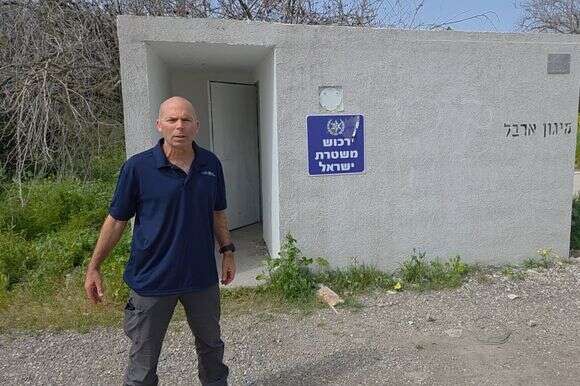 מפקח רשות העתיקות ניר דיסטלפלד ליד המיגונית. | איתן קליין רשות העתיקות