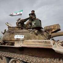 חיילים סורים רוכבים על טנק | עומר חאג' קאדור / AFP