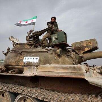 חיילים סורים רוכבים על טנק | עומר חאג' קאדור / AFP