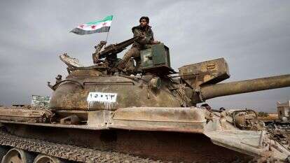 חיילים סורים רוכבים על טנק | עומר חאג' קאדור / AFP