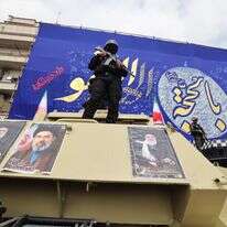 חיילי משמרות המהפכה עומדים על כלי רכב משוריינים עם תמונות המנהיג העליון שחוסל, עלי חמינאי, ובנו, שנבחר למחליפו | AFP