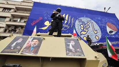 חיילי משמרות המהפכה עומדים על כלי רכב משוריינים עם תמונות המנהיג העליון שחוסל, עלי חמינאי, ובנו, שנבחר למחליפו | AFP