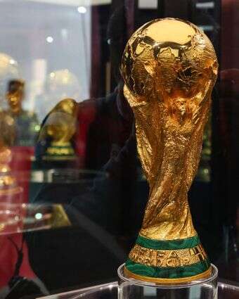 גביע גביע העולם הרשמי מוצג במהלך טקס חלוקתו במסגרת סבב הגביעים של מונדיאל 2026 באצטדיון BBVA בגוואדלופה, נואבו לאון, מקסיקו | Julio Cesar AGUILAR / AFP
