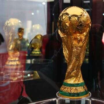 גביע גביע העולם הרשמי מוצג במהלך טקס חלוקתו במסגרת סבב הגביעים של מונדיאל 2026 באצטדיון BBVA בגוואדלופה, נואבו לאון, מקסיקו | Julio Cesar AGUILAR / AFP