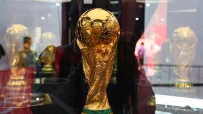 גביע גביע העולם הרשמי מוצג במהלך טקס חלוקתו במסגרת סבב הגביעים של מונדיאל 2026 באצטדיון BBVA בגוואדלופה, נואבו לאון, מקסיקו | Julio Cesar AGUILAR / AFP