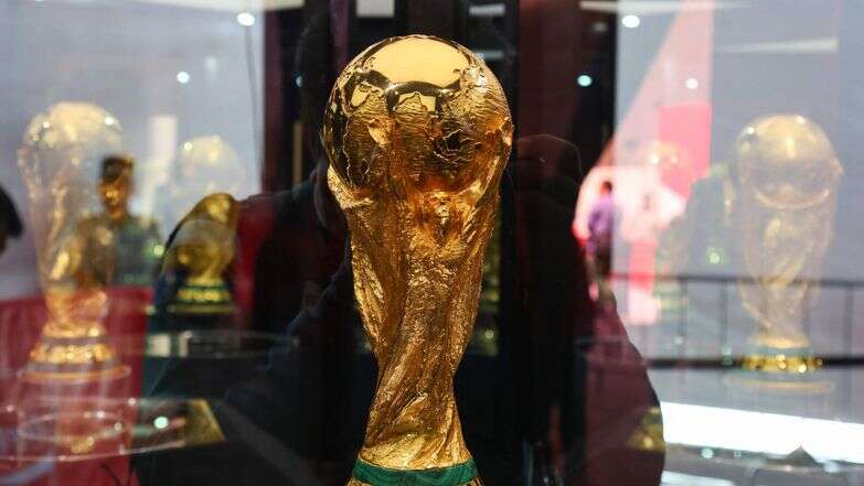 גביע גביע העולם הרשמי מוצג במהלך טקס חלוקתו במסגרת סבב הגביעים של מונדיאל 2026 באצטדיון BBVA בגוואדלופה, נואבו לאון, מקסיקו | Julio Cesar AGUILAR / AFP גביע גביע העולם הרשמי מוצג במהלך טקס חלוקתו במסגרת סבב הגביעים של מונדיאל 2026 באצטדיון BBVA בגוואדלופה, נואבו לאון, מקסיקו | Julio Cesar AGUILAR / AFP