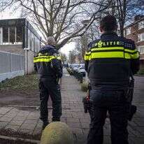 שוטרים הולנדים מוצבים לאבטחה ליד בית ספר יהודי באמסטרדם יומיים לאחר מתקפה על המוסד היהודי | eroen Jumelet / ANP / AFP