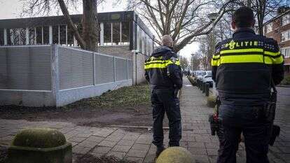 שוטרים הולנדים מוצבים לאבטחה ליד בית ספר יהודי באמסטרדם יומיים לאחר מתקפה על המוסד היהודי | eroen Jumelet / ANP / AFP
