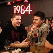 צעירים בבר | AP