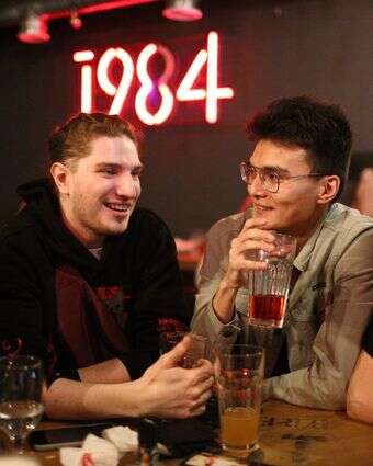 צעירים בבר | AP