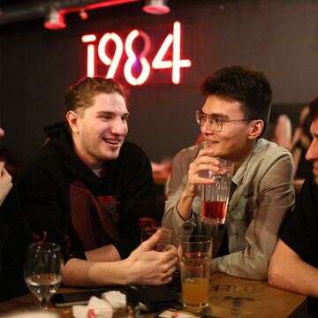 צעירים בבר | AP