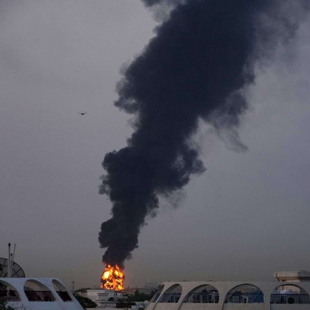 אש ועשן עולים לאחר שרחפן פגע במיכל דלק, מה שאילץ את ההשעיה הזמנית של טיסות. ליד נמל התעופה הבינלאומי של דובאי, באיחוד האמירויות הערביות, | AP