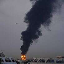 אש ועשן עולים לאחר שרחפן פגע במיכל דלק, מה שאילץ את ההשעיה הזמנית של טיסות. ליד נמל התעופה הבינלאומי של דובאי, באיחוד האמירויות הערביות, | AP