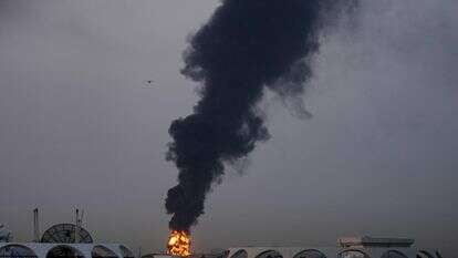 אש ועשן עולים לאחר שרחפן פגע במיכל דלק, מה שאילץ את ההשעיה הזמנית של טיסות. ליד נמל התעופה הבינלאומי של דובאי, באיחוד האמירויות הערביות, | AP