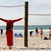 גבר מתאמן על חוף הים בתל אביב | מרים אלסטר / פלאש 90