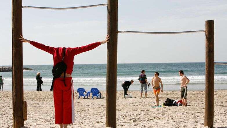 גבר מתאמן על חוף הים בתל אביב | מרים אלסטר / פלאש 90