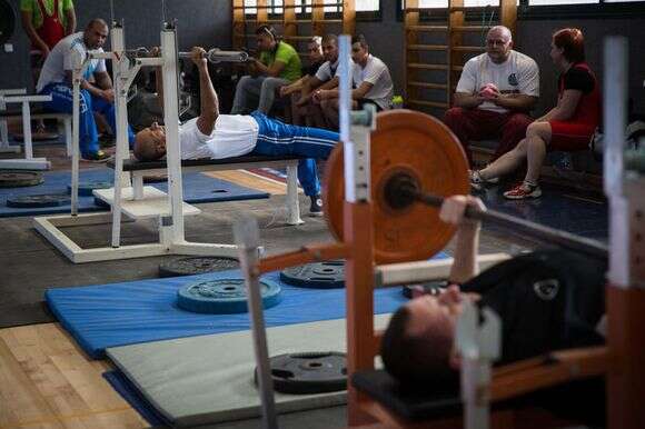 אימוני משקולות בבת ים | הדס פרוש/Flash90