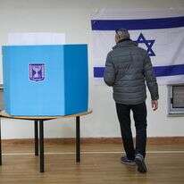 אדם נכנס לקלפי לבחור | אוליבייה פיטוסי, פלאש 90