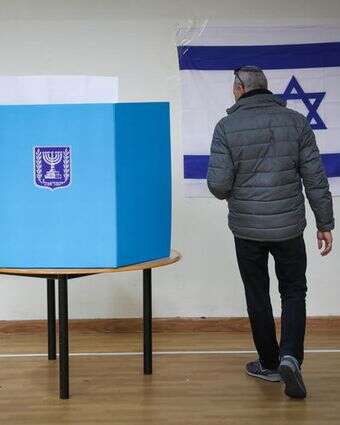 אדם נכנס לקלפי לבחור | אוליבייה פיטוסי, פלאש 90