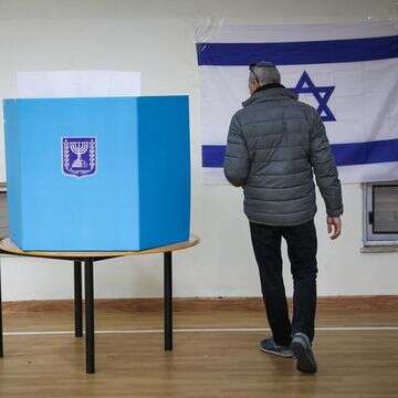 אדם נכנס לקלפי לבחור | אוליבייה פיטוסי, פלאש 90