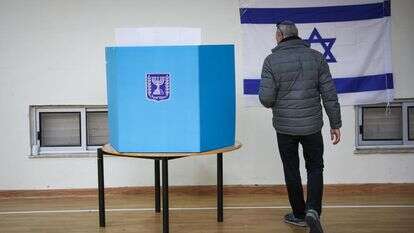 אדם נכנס לקלפי לבחור | אוליבייה פיטוסי, פלאש 90