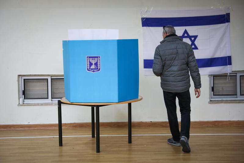 נתניהו נאבק על מועד הבחירות דווקא מול גדול שותפיו