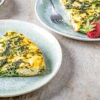 פריטטה קייל, בצל ירוק ופטה | ריי לופז ; עיצוב אוכל מאת ליסה צ'רקסקי עבור הוושינגטון פוסט