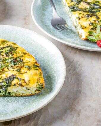 פריטטה קייל, בצל ירוק ופטה | ריי לופז ; עיצוב אוכל מאת ליסה צ'רקסקי עבור הוושינגטון פוסט