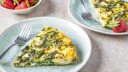 פריטטה קייל, בצל ירוק ופטה | ריי לופז ; עיצוב אוכל מאת ליסה צ'רקסקי עבור הוושינגטון פוסט