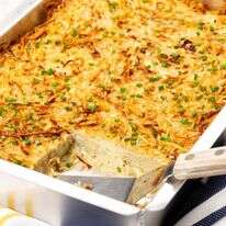 קוגל תפוחי אדמה הופך קומץ של מרכיבים פשוטים ויומיומיים למאכל מנחם שהוא בו־זמנית עשיר ומוכר | Washington Post מאת Laura Chase de Formigny