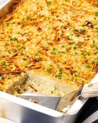 קוגל תפוחי אדמה הופך קומץ של מרכיבים פשוטים ויומיומיים למאכל מנחם שהוא בו־זמנית עשיר ומוכר | Washington Post מאת Laura Chase de Formigny