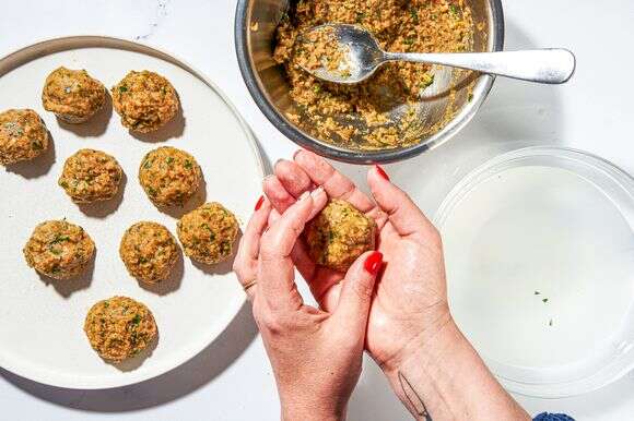 לפני שאתם מגלגלים את הקניידלך, הרטיבו את הידיים במים קרים. אז התערובת לא תידבק לידיים | ריי לופז; עיצוב אוכל מאת ליסה צ'רקסקי עבור הוושינגטון פוסט