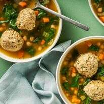 מרק קניידלך עם ירקות, חומוס ועשבי תיבול | ריי לופז; עיצוב אוכל מאת ליסה צ'רקסקי עבור הוושינגטון פוסט מרק קניידלך עם ירקות, חומוס ועשבי תיבול | ריי לופז; עיצוב אוכל מאת ליסה צ'רקסקי עבור הוושינגטון פוסט