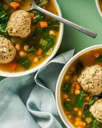 מרק קניידלך  עם ירקות, חומוס ועשבי תיבול | ריי לופז; עיצוב אוכל מאת ליסה צ'רקסקי עבור הוושינגטון פוסט